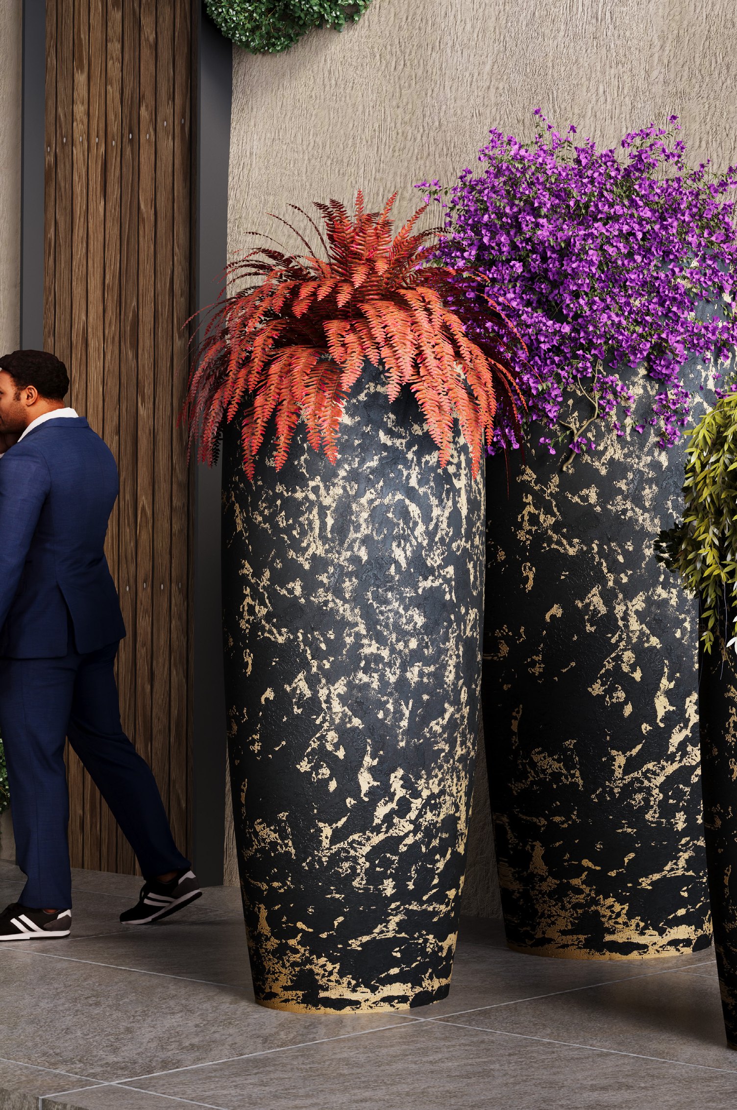Hoge zwarte plantenbakken met gouden textuur en rode en paarse beplanting bij een gevel