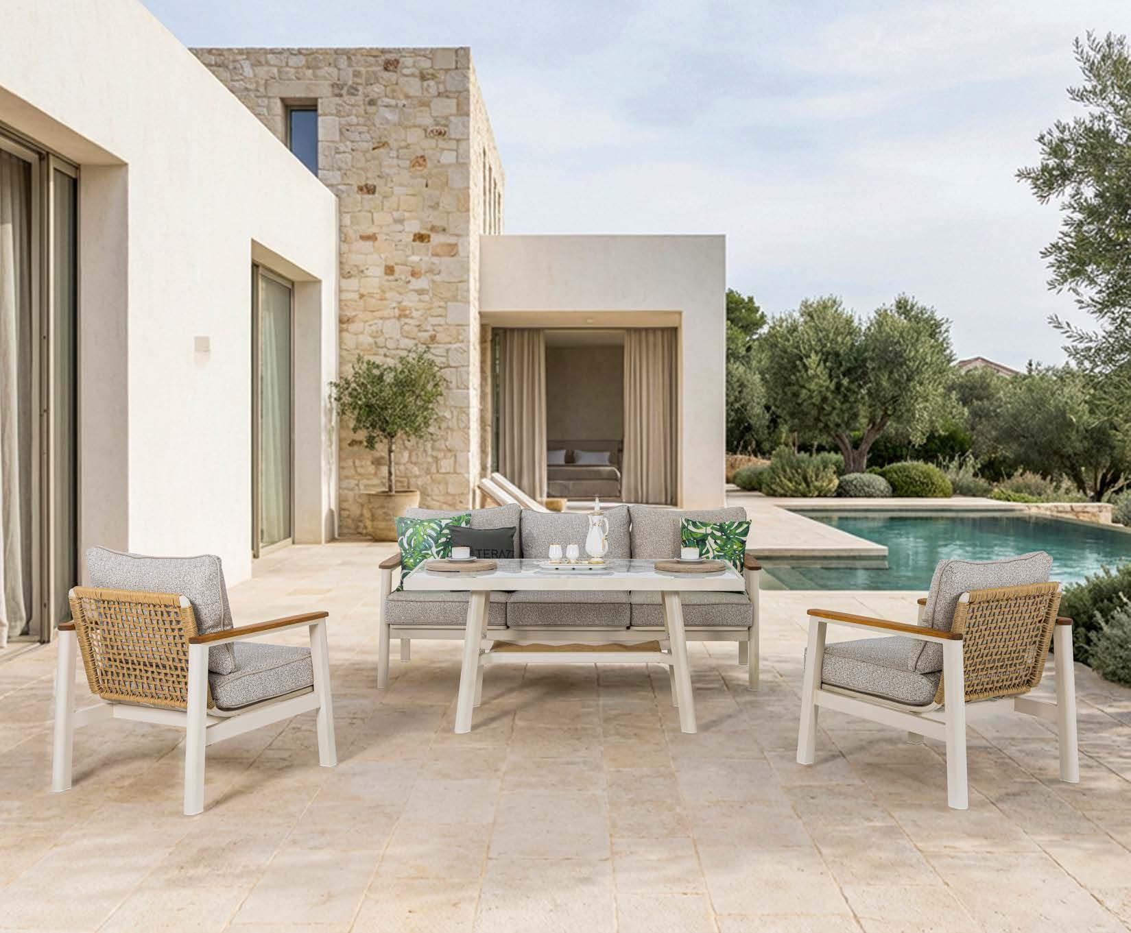 Loungeset van touw en teak bij een villa met zwembad