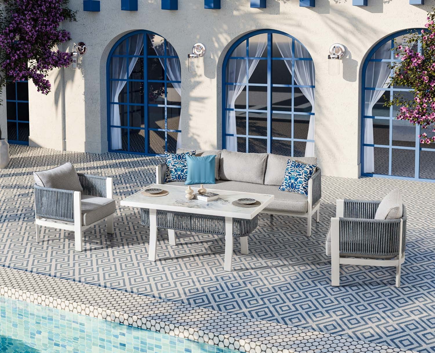 Touw loungeset aan een zwembad voor witte mediterrane bogen