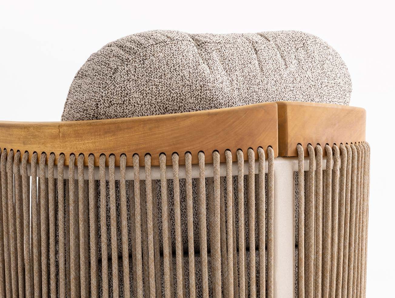 Detail van touwvlechtwerk in een rugleuning met teakhouten bovenregel