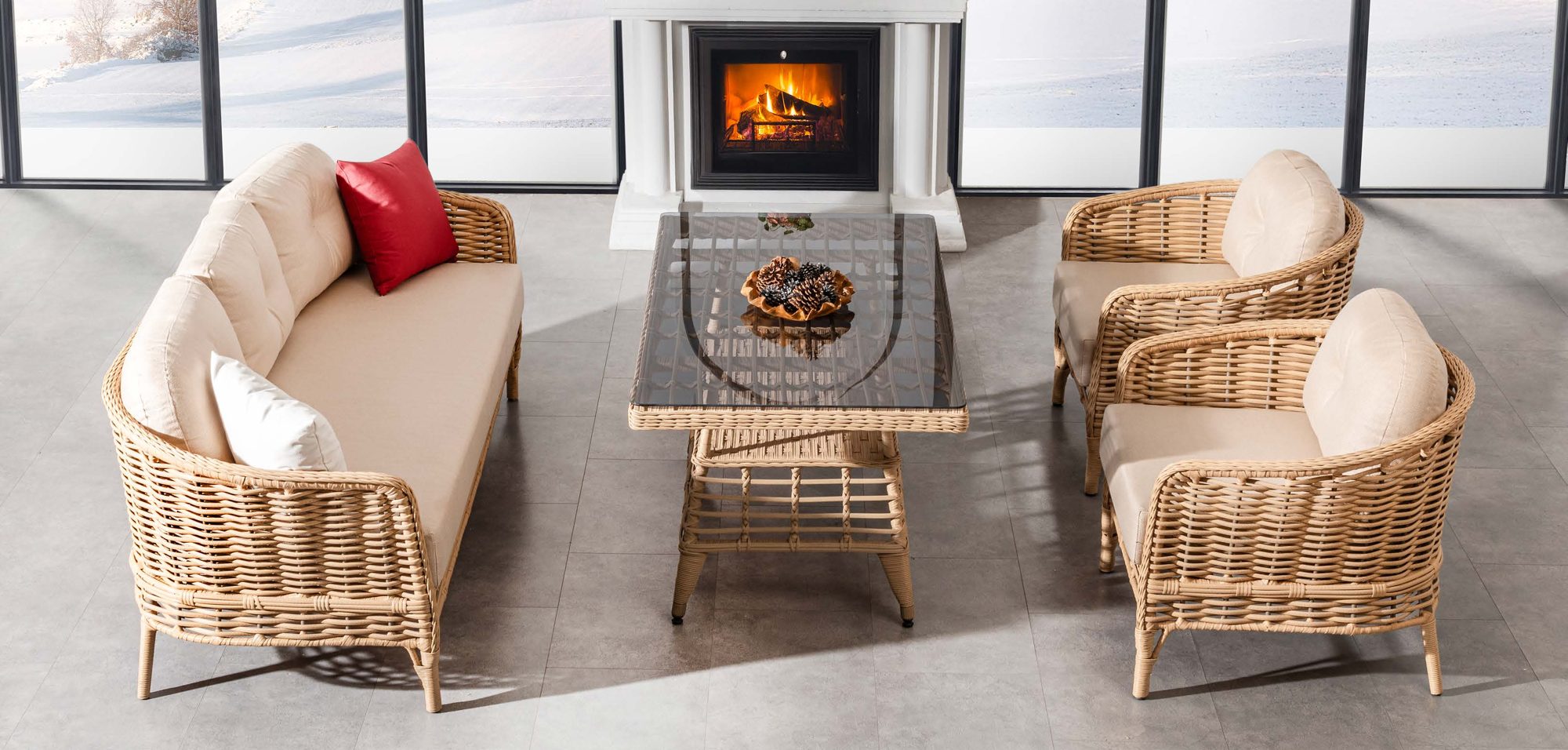 Rattan loungeset bij een open haard in een wintertuin